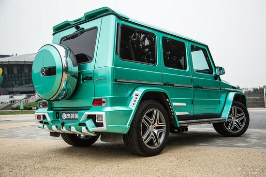 性感车模坐拥改装蒂凡尼奔驰G63 AMG