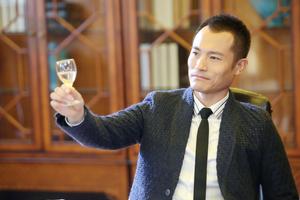 耿乐《实习生》演极品上司灌酒赵丽颖