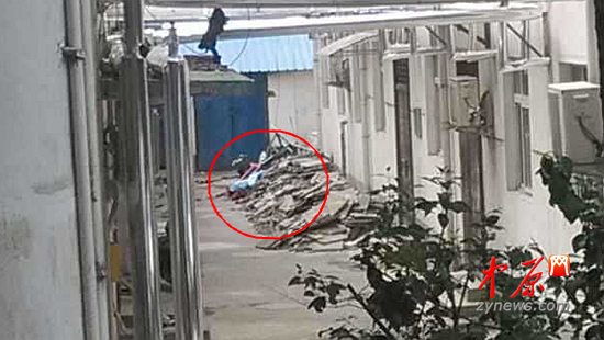 郑州一工人从4楼坠下身亡现场未见安装防护网
