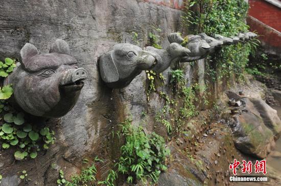 7月20日，浙江省臨安市太湖源景區內拍攝的十二生肖獸首石雕像。