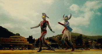 轻解罗裳裙摆飞扬 奥特曼穿上靓丽时装刷新童年