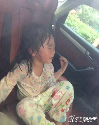 险丧命！女儿被糊涂爸锁车里