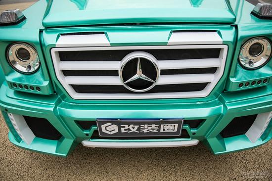 性感车模坐拥改装蒂凡尼奔驰G63 AMG