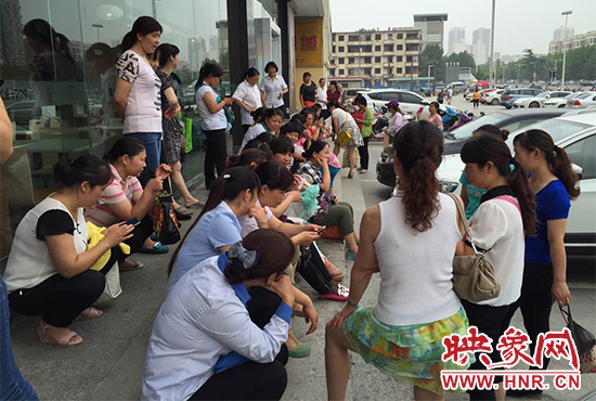 100多名员工在大商超市建设路店门口静坐抗议。