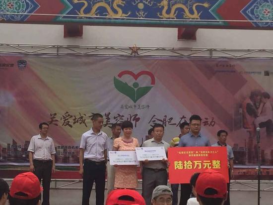 天地<em>精华</em>助力关爱城市<em>美容师</em>志愿者在行动大