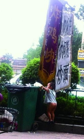 小萌娃劉春帥竟然能幫爸爸扔垃圾