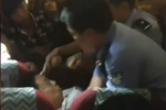 男子毆打空姐遇警察耍賴(lài)不走:“大家伙救救我”