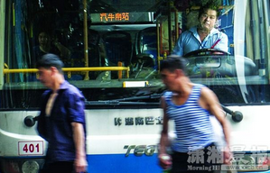 7月21日，长沙火车站，一辆公交车停了下来，让前面的行人通过。图/潇湘晨报记者陈韵骄