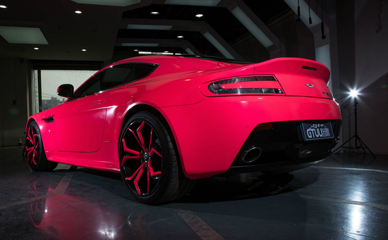 粉红女郎与改装绅士阿斯顿马丁VantageS_成都