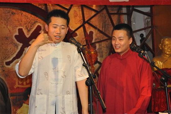 晨光茶社的相声表演