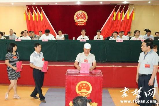入會(huì)代表投票。記者 陶德斌 攝