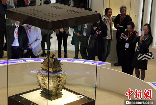 历经百年分离终回故土的中国青铜重器“皿方罍”在湖南长沙首次面向公众完整展出。中新社发 邓霞 摄