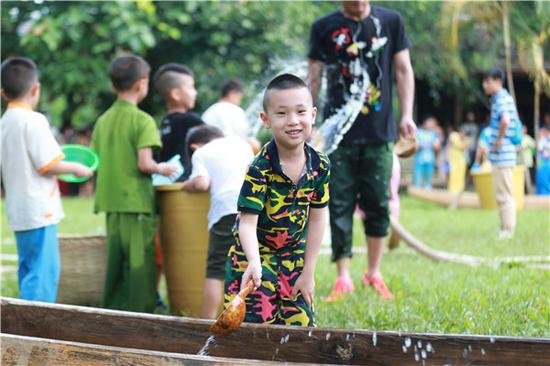 爸爸3林永健父子杠上鸡 大闹寨子鸡飞狗跳|林永