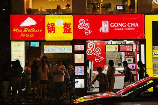 店面并不起眼的锅盔、贡茶