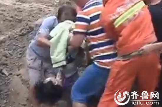 坠井村妇被救出井外（视频截图）