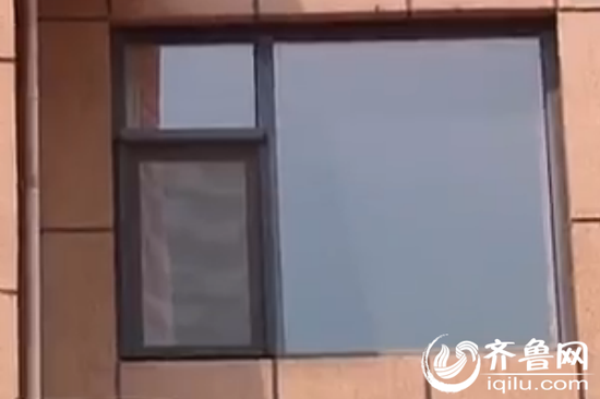 因为没安装防盗网,孩子从高楼摔下(视频截图))