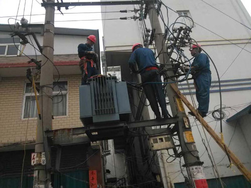 黨員服務隊凌晨更換主變施工現場