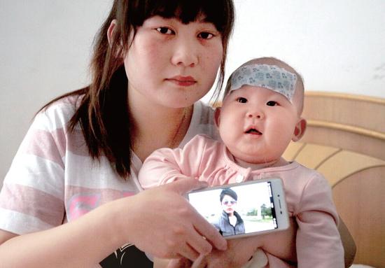 張萍給記者展示手機上存的王建強為數不多的照片。