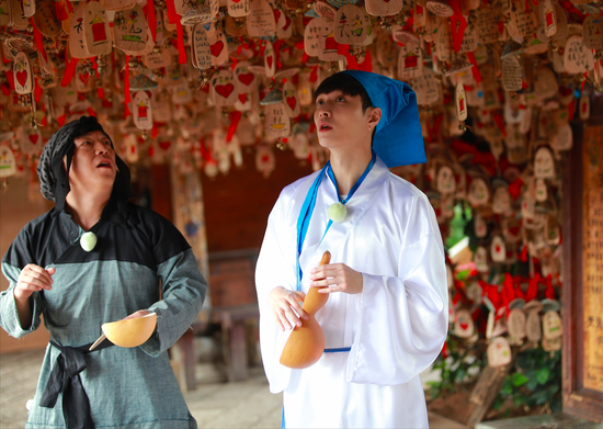 极限挑战上演穿越奇遇记 黄磊头戴比基尼|极限