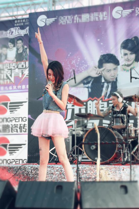 小爱与花儿乐队唱响盛夏 大展活力青春