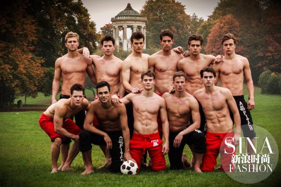 A&F的裸男模特在德国慕尼黑玩起足球比赛