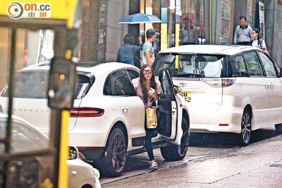 熊黛林驾驶70万新车冒雨出巡。