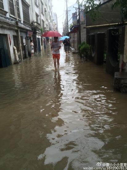 仙桃暴雨街道渍水严重