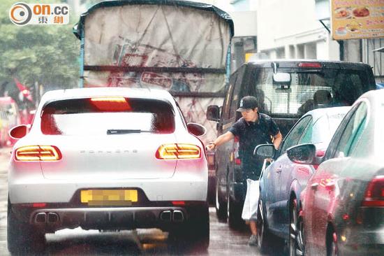 熊黛林的助手开门上车。