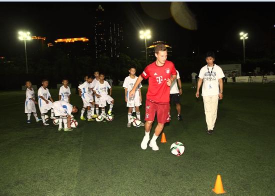 拜仁球星助力一汽-大众青训营 传授小球员足球