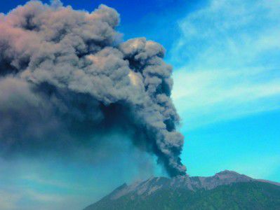 孟庭苇南洋献唱 遇火山爆发滞留巴厘岛|孟庭苇