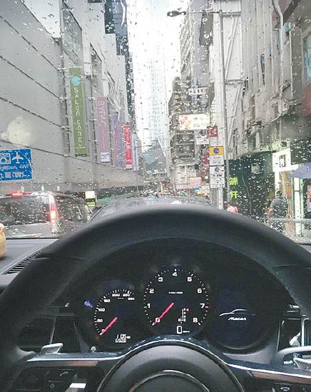 熊黛林在车内赏雨。