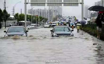 暴雨袭武汉 公交变“舟”地铁部分停运