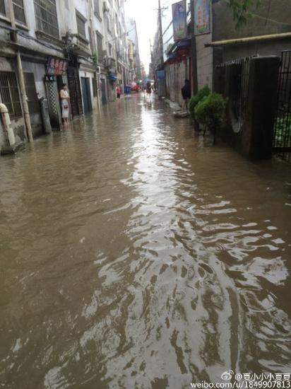 仙桃暴雨街道渍水严重