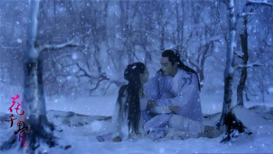 画骨夫妇雪地相拥