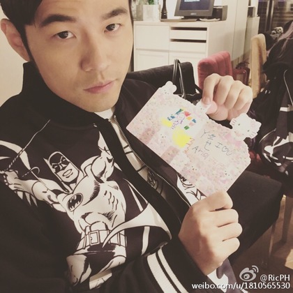 一脸幸福的周杰伦