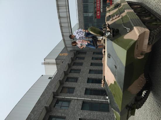 李东学和李艾化身“战地模特”