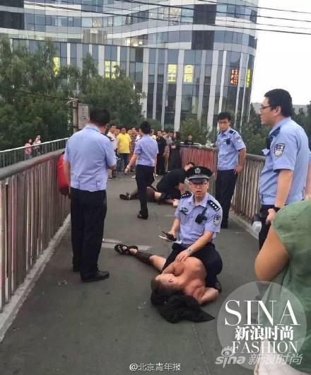部分“斯巴达”猛男被民警制伏（图片来自@北京青年报-官方微博）