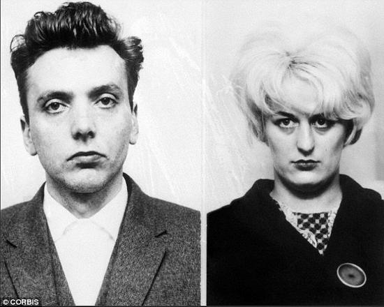 杀手Ian Brady(左)涉嫌与共犯Myra Hindley(右)在1963年到1965年杀死了五名儿童，他们向警察隐瞒了受害者Keith Bennett的尸体地点。
