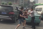 小刮蹭爭執(zhí)不下 口水戰(zhàn)升級肉搏戰(zhàn)