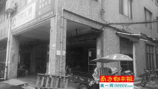 百世汇通门店前,店员依旧使用电动车配送快件。南都记者 徐勉 摄