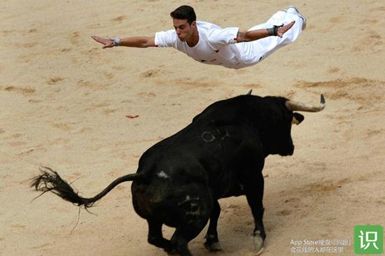 刀刃上舔血 被疯狂的奔牛追逐是种怎样的体验