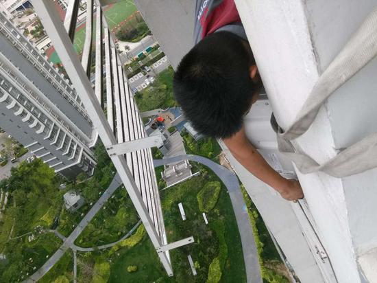 岛城百米高空现海尔蜘蛛侠团队