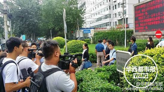 汪峰起诉卓伟法院门口人多