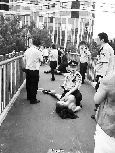 在三里屯附近,这些模特被警方驱散