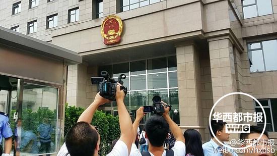 法院门口媒体聚焦