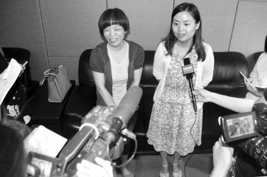 贺少康的妈妈席女士（左）和班主任苟老师接受媒体采访