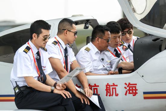 教练讲解飞行知识