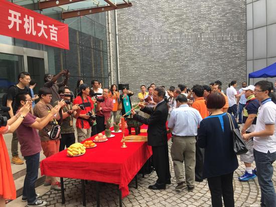 剧组主创上香祈福