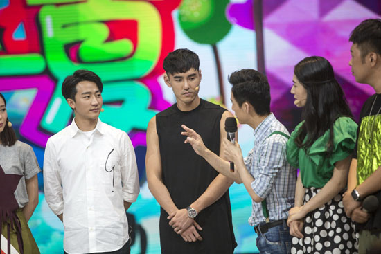 阮经天上快本换装飚戏 俯卧撑彰显综艺感|阮经