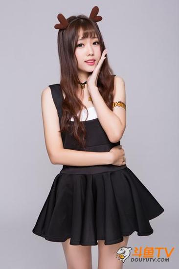 <em>斗鱼</em>SG定妆照第二弹 最萌虎牙妹曝光_产业服